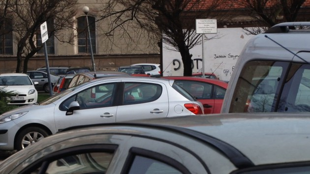 Kierowcy zamiast parkingu wybierają trawnik