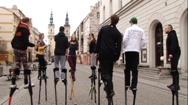 Na szczudłach przez legnicki Rynek 