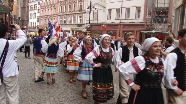 Barwny korowód w centrum Legnicy