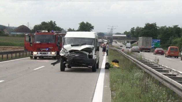Zderzenie busa z ciężarówką na autostradzie