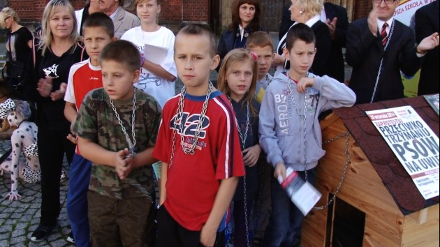 Zrywali łańcuchy w centrum miasta 
