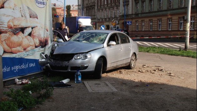 Wjechał autem w piekarnię w centrum Legnicy i uciekł 
