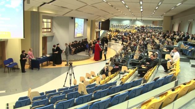 Absolwenici opuszczają mury uczelni