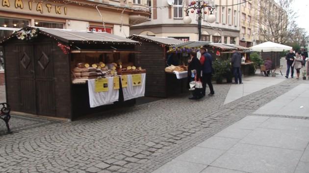 Załóż czapkę mikołaja i pomóż dzieciom