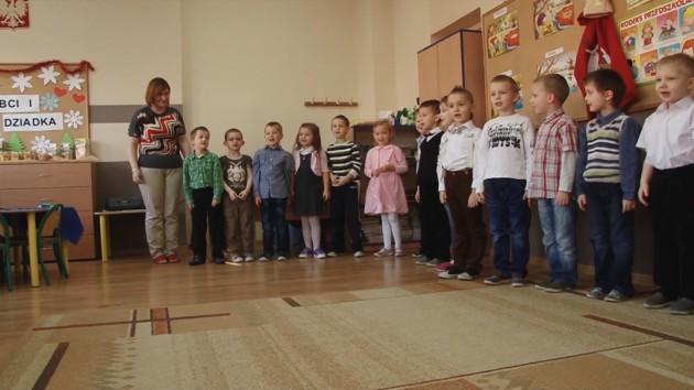 Wnuki dziękują dziadkom