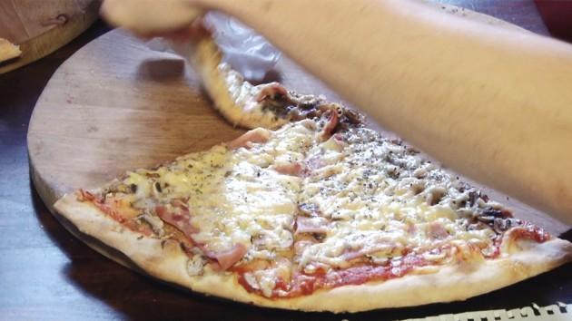 Jedzenie pizzy na czas