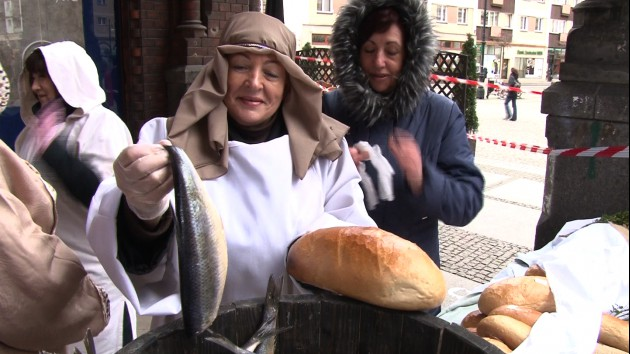Tradycyjnie w Wielki Piatek śledź,chlebi grosz