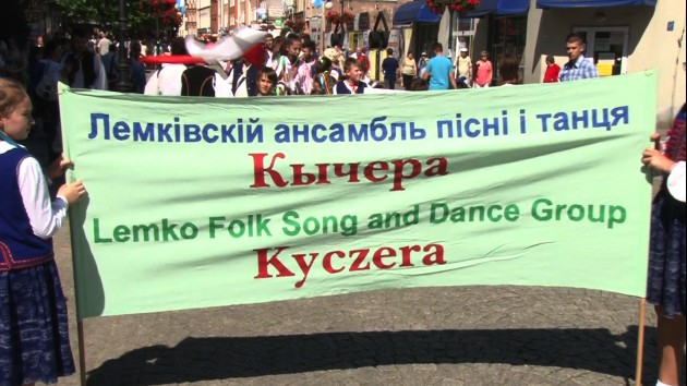 Barwny korowód w centrum Legnicy