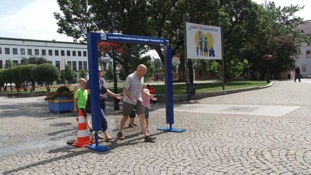 Bramki wodne sposób na upalny dzień w centrum Legnicy 