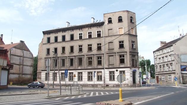 Trwa wyburzenie kamienicy 