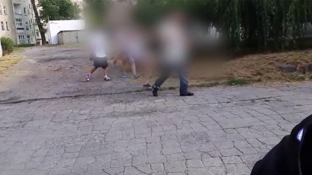 Agresywne nastolatki w izbie dziecka 