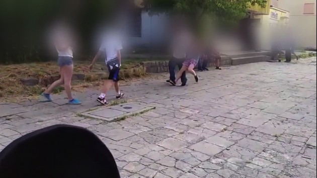 Agresywne nastolatki: To on uderzył pierwszy