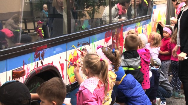 Pomalowany autobus wyjechał na ulice Legnicy