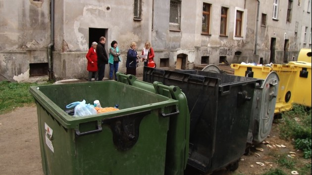 LEGNICA Śmietniki pod oknami 