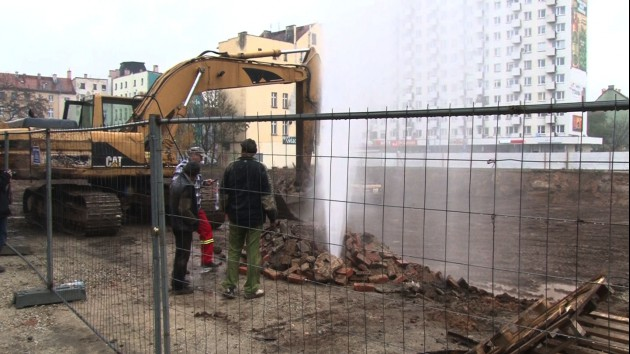 Gejzer z ciepłą wodą wystrzelił przy Wrocławskiej 