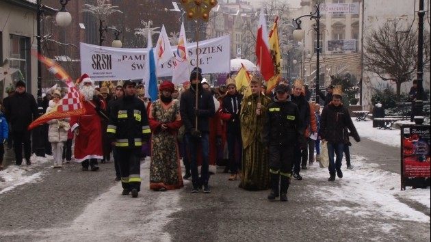 Orszak Trzech Króli w Legnicy w białej szacie 