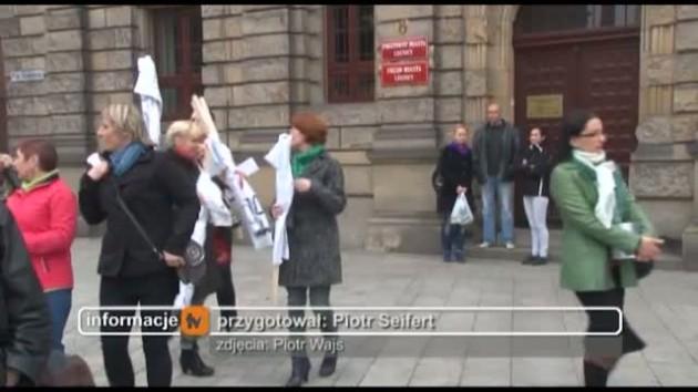 Pracownicy MOPS-u żądali podwyżek pod urzędem