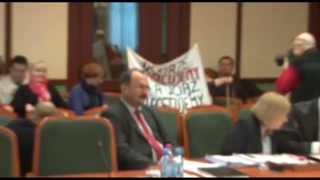 Pracownice MOPS-u z transparentem podczas sesji