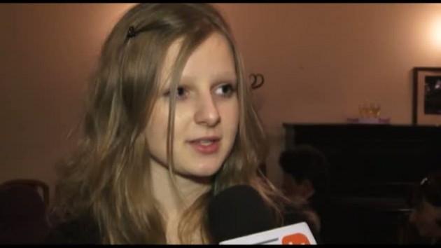 Drobna dziewczyna o niesamowitym głosie
