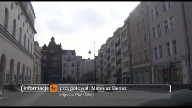 W rynku kamienice straszą wyglądem.