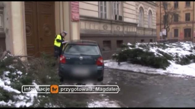 Wjechała w szkolny mur