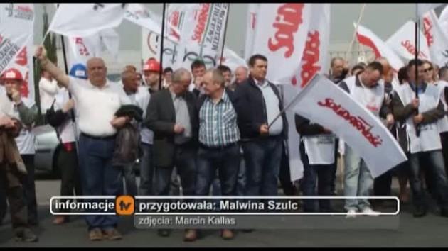 Manifestacje pod fabryka firanek nadal trwają
