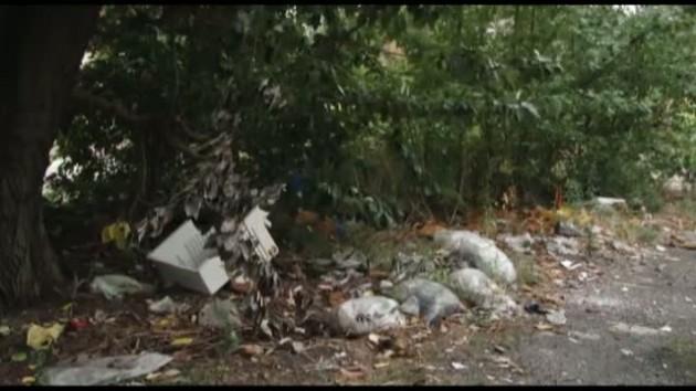 Dzikie wysypisko przed bramą cmentarza 