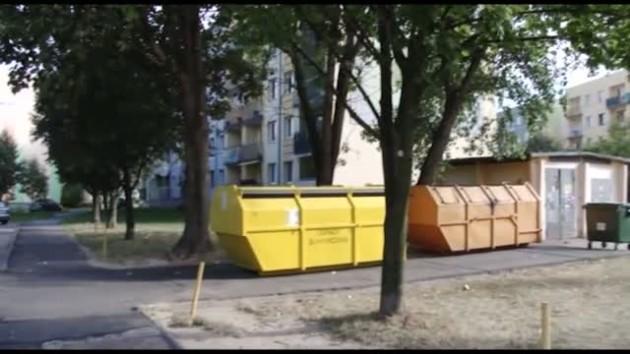 Kontener na śmieci kością niezgody na Piekarach 