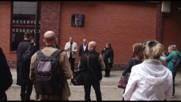 Tablica odsłonięta ale nie przez Wałęse
