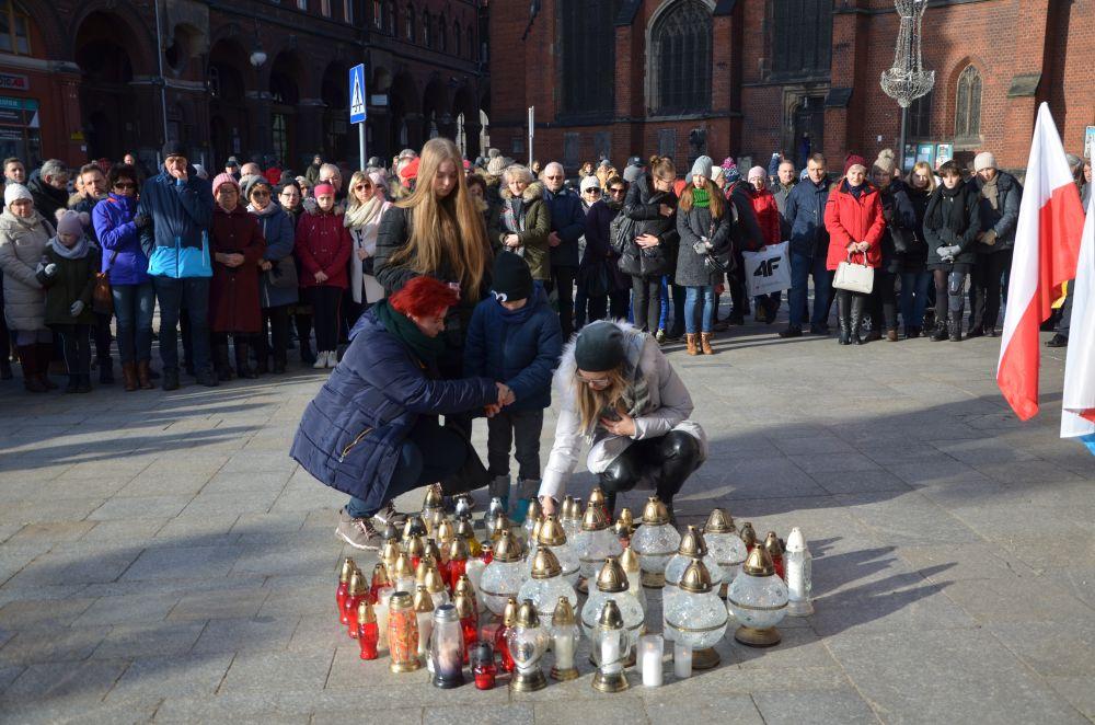 Legniczanie tłumnie pożegnali prezydenta Pawła Adamowicza
