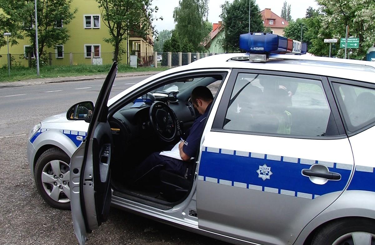 Pijany 22-latek o mało co nie przejechał samochodem policjanta