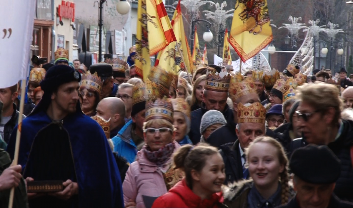  Orszak Trzech Króli – wierni w pochodzie 