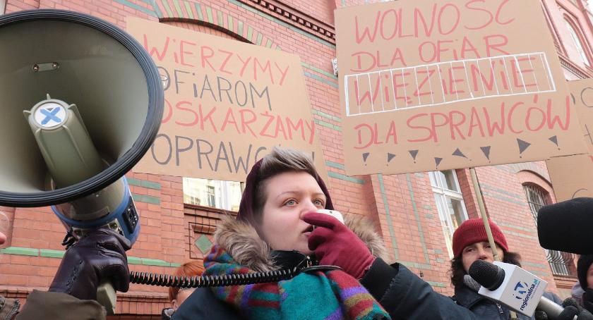 Protest przed sądem okręgowym. Chodzi o gwałt w Biedrzychowej