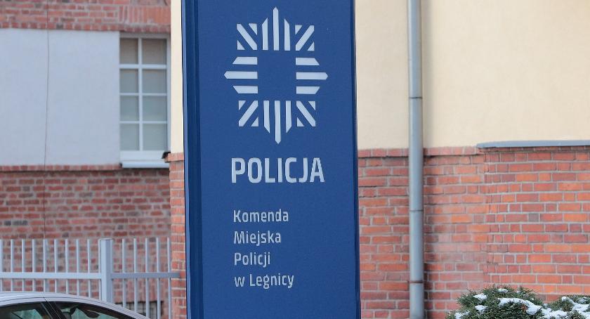 Kompletnie pijany kierowca busa wylądował w rowie przy A4