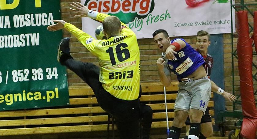 14 bramek to za mało. Siódemka przegrała w Wieluniu z bramkarzem!