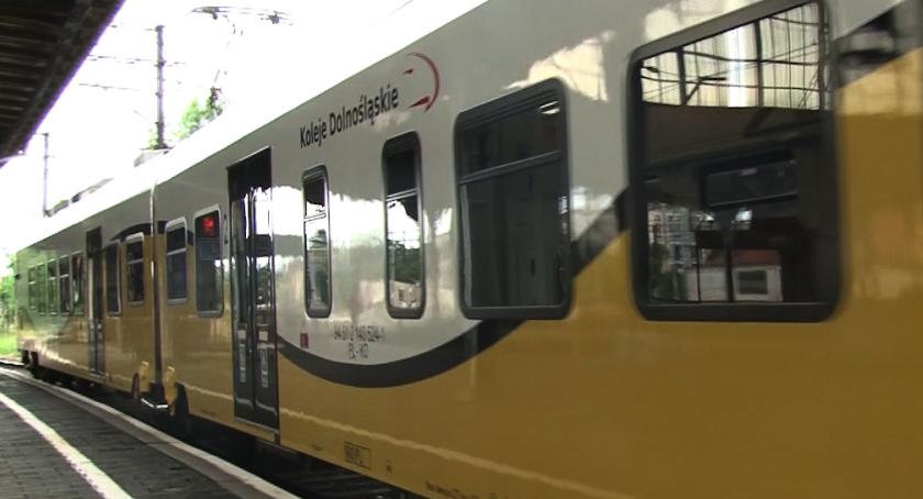 Konduktorka Kolei Dolnośląskich pobita w pociągu. Ruszył proces