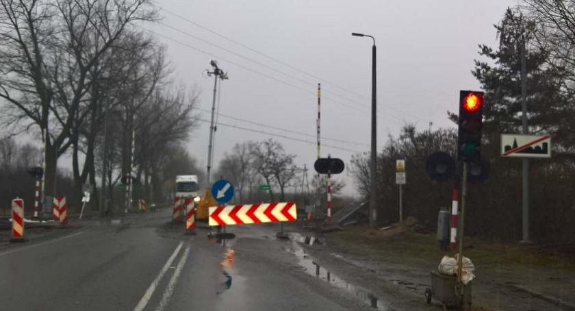  Firma wycofała się z położenia asfaltu. Przejazdy kolejowe utrudniają ruch