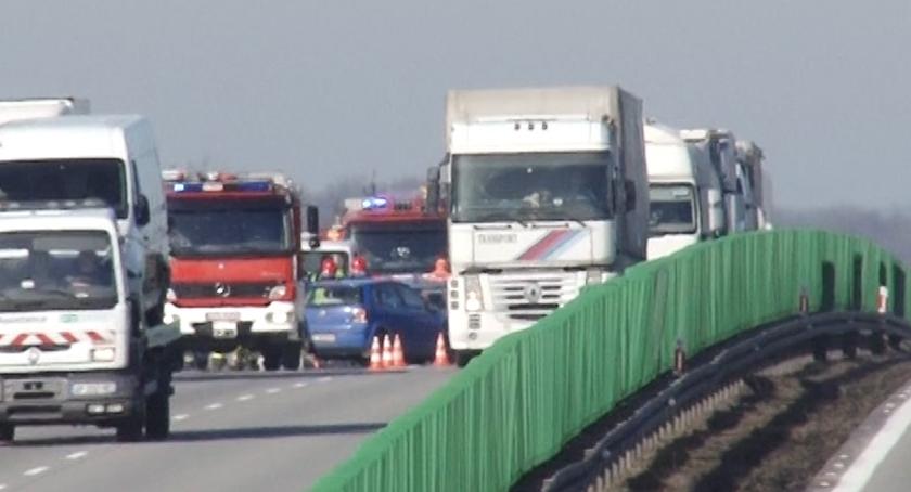 Kolizja na autostradzie A4. Wjechały na siebie trzy samochody
