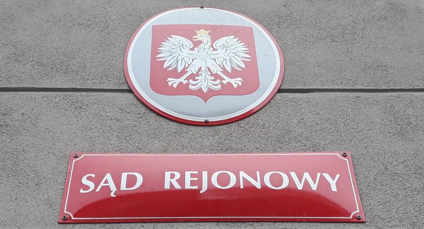 Komornik z Legnicy na ławie oskarżonych. Oszukał emerytów?