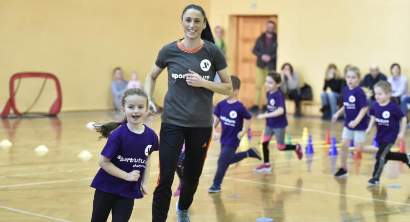 Gwiazdy handballa na zajęciach z maluchami w legnickiej akademii Sport Future