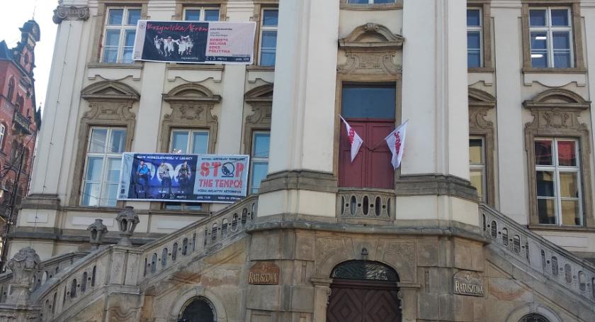 Kultura domaga się podwyżek. Legnicki teatr wywiesił flagi