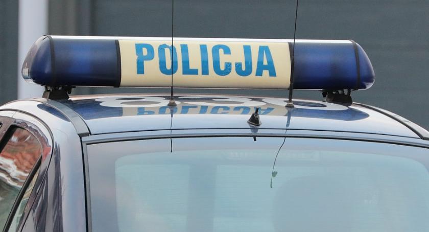 Policyjne radiowozy kontra uciekający przez centrum Legnicy Peugeot