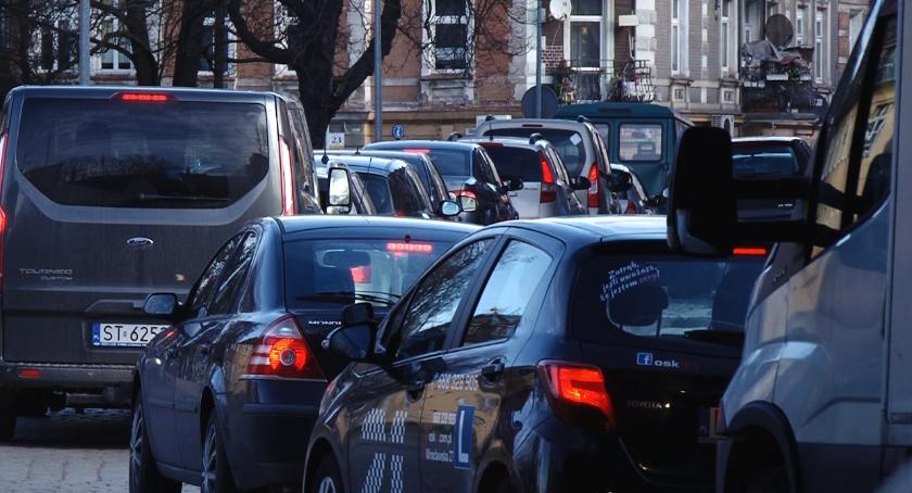 Ogromne korki na ulicy Leszczyńskiej. Kierowcom puszczają nerwy