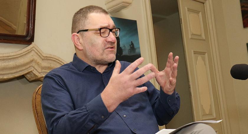 Głomb wypełnia tabelki, bo inaczej Krzakowski zablokuje przelew