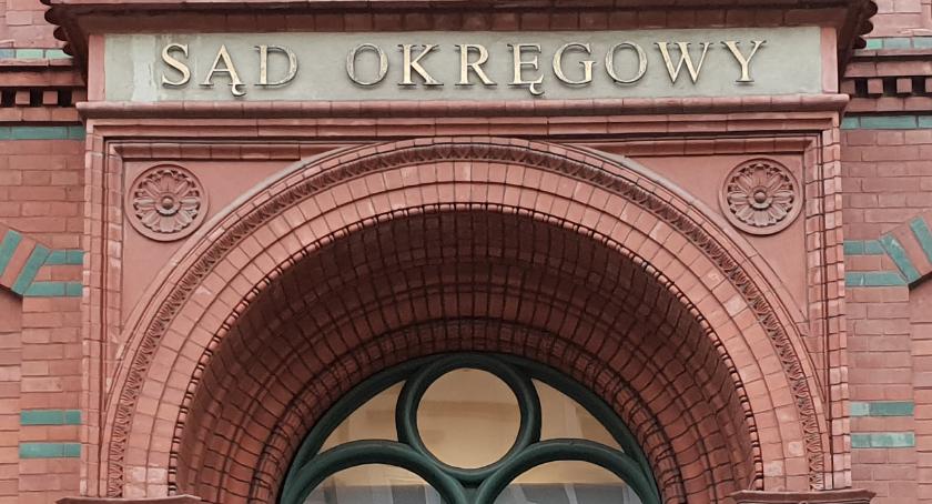 Adwokat chciał poddać się karze, ale sąd się nie zgodził. Będzie proces