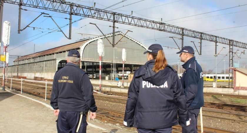 Policjanci i kolejarze wspólnie patrolują tory i okolice dworca PKP