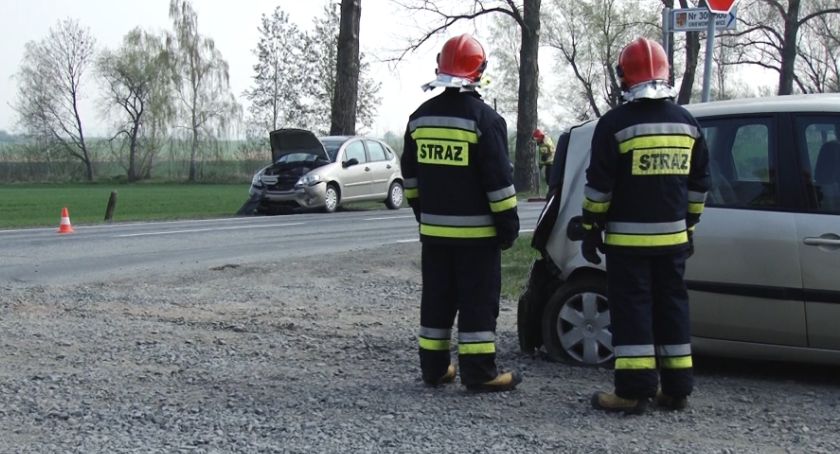 Zderzenie trzech samochodów w podlegnickich Gniewomirowicach