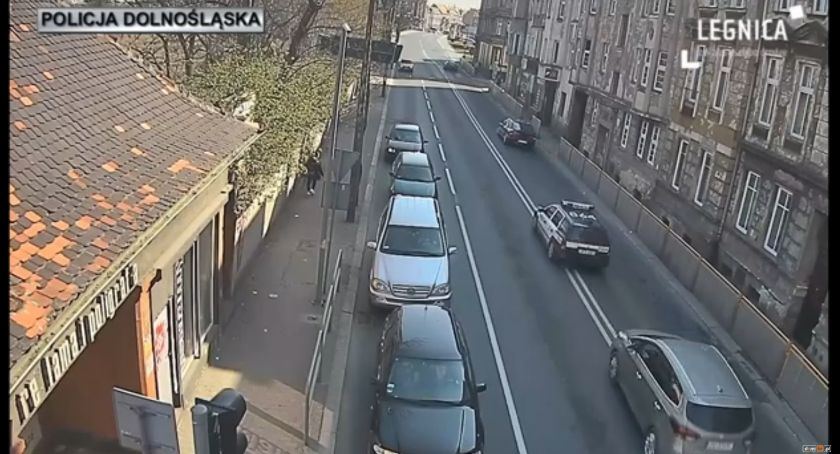 Policjanci eskortowali tracące przytomność dziecko [FILM]