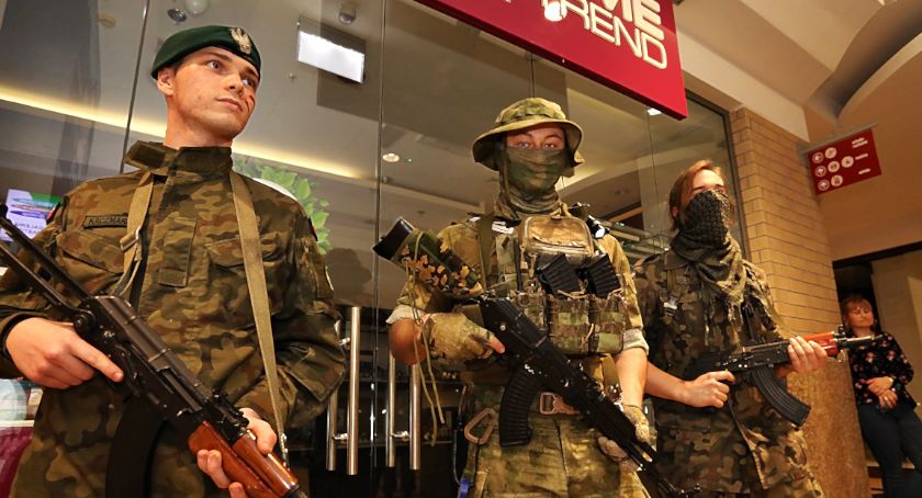 Tajemniczy wirus, zombie i walka o przetrwanie - nocna gra miejska w Galerii Piastów 