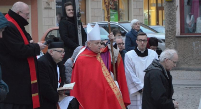 Droga krzyżowa przeszła ulicami Legnicy [NASZA FOTORELACJA]